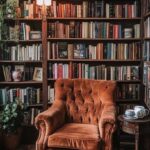 Leren leesfauteuil voor een volle boekenkast met klassieke boeken