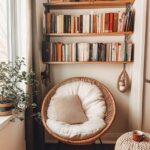Gezellige leeshoek met rotan fauteuil, boekenplanken en plant